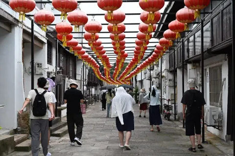 挂着灯笼的街巷