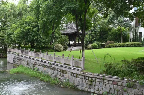 湖岸草坪与古亭
