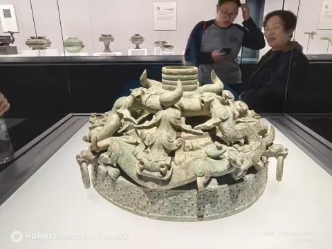 春秋晚期透雕蟠龙纹鼓座