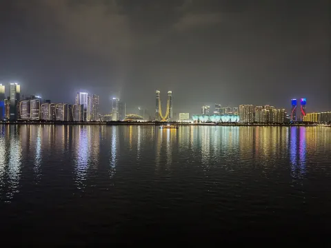 夜晚亮灯的奥体中心