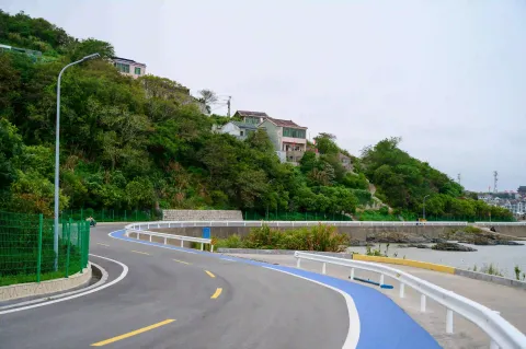 环岛路与山坡民居