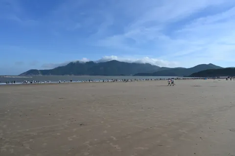 远处的山云雾缭绕