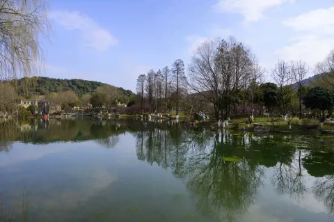 超山北门小湖景色