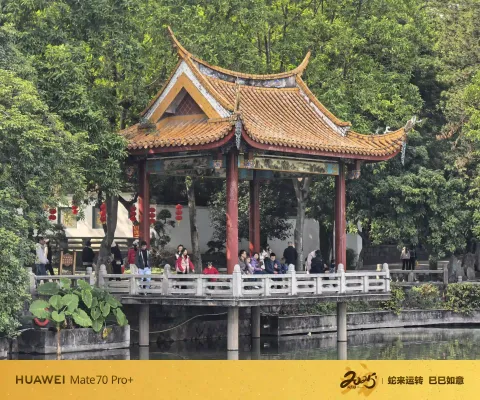 湖边休憩水榭凉亭