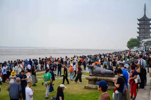 盐官观潮台人潮