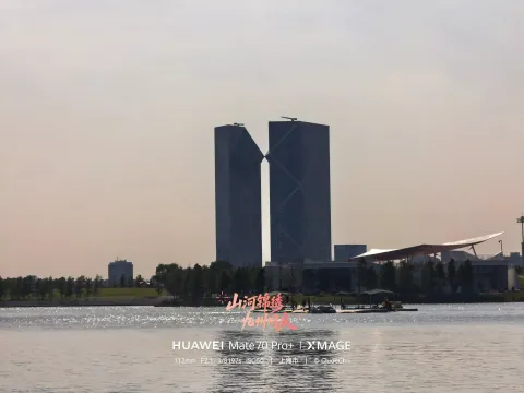 湖光映双塔