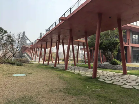 朱红色架空廊道