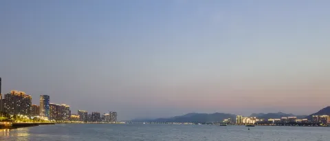 傍晚时分的钱塘江景色