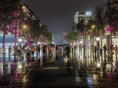 雨夜的湖滨步行街