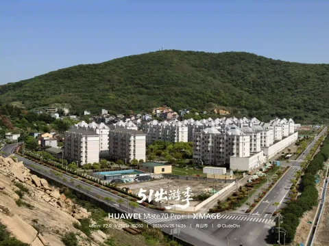 俯视山脚下的海岛居民区