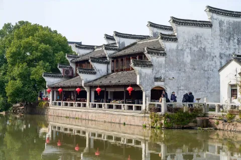 古镇小河两岸景色