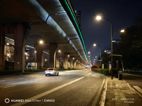 夜色下的城市道路