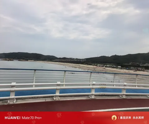 远眺路下方的基湖沙滩