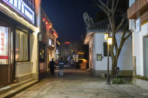 夜间闲逛的人们