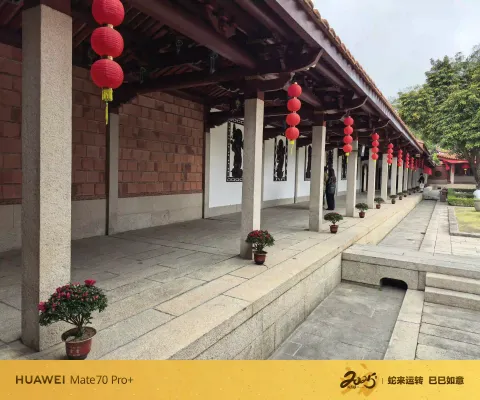 红廊灯笼，禅寺回廊一隅