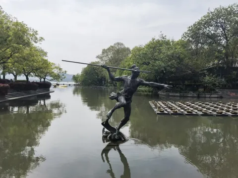 涌金门张顺叉鱼雕塑