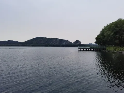 傍晚宁静的湖面