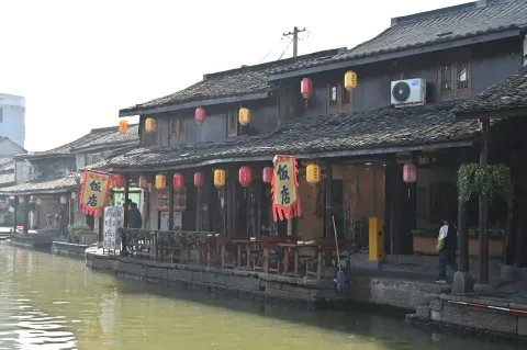 临河街市，烟火人家