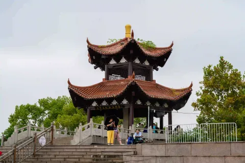 观潮诗碑亭