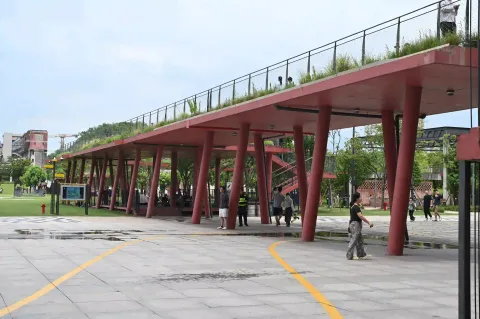 红色架空长廊