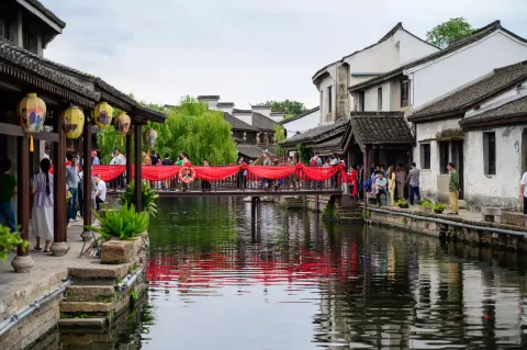 水乡石桥与沿河走道