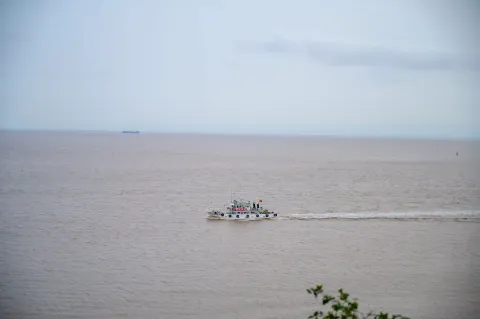 舟行浊浪
