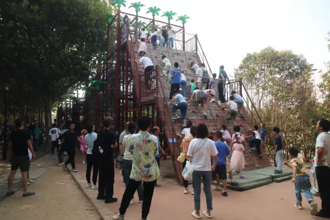 攀爬游乐的大人小孩