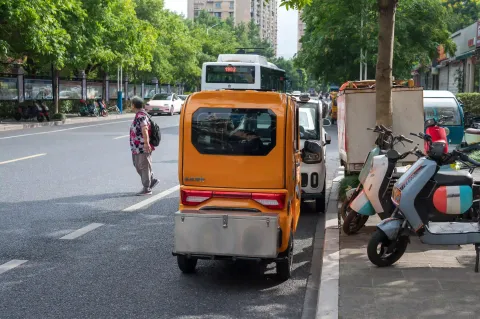 街道橙色代步小车