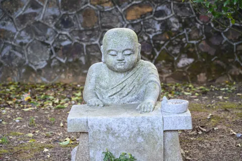 小和尚石头坐像