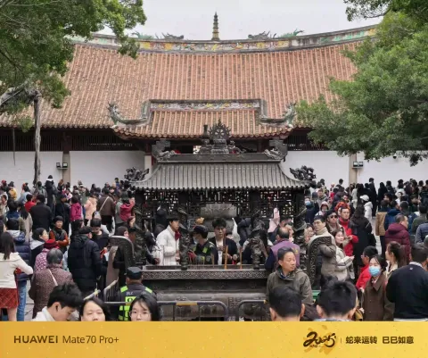 香炉周边密集的人潮