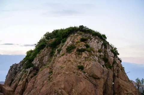 孤岩山头特写