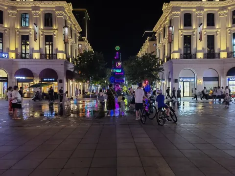 夜间出来嬉戏的人们