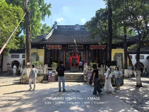 寒山寺大雄宝殿前