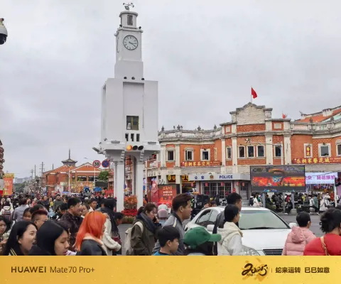 钟楼路口，西街人潮涌动