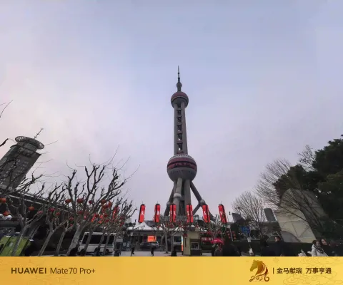 仰拍东方明珠