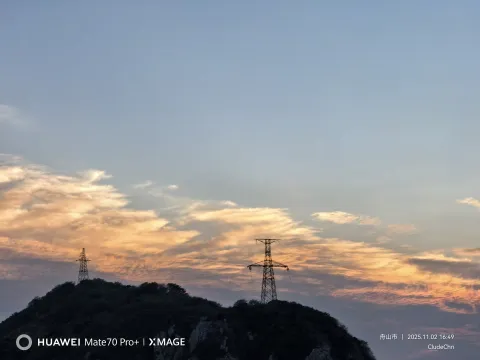 输电塔与云彩