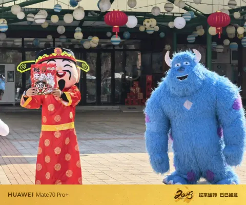 财神与蓝毛怪人偶，游园年味