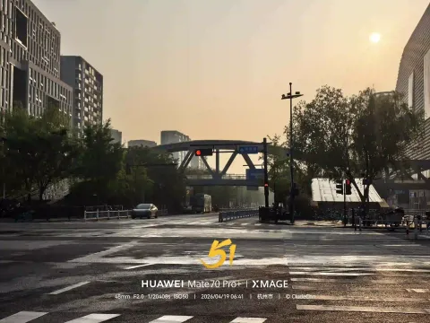 清晨时分的城市路口