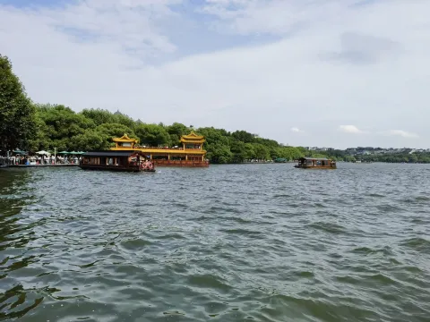 西湖上的游船