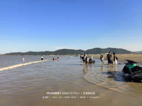踏浪沙滩
