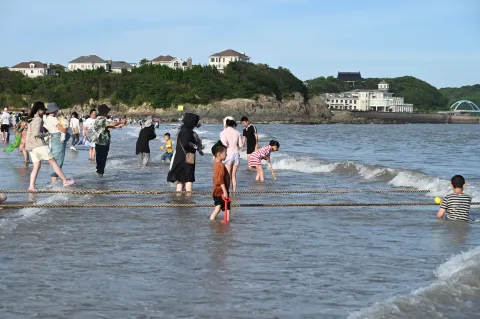 海水中嬉戏