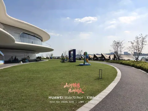 湖畔走道草坪与帐篷