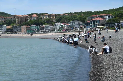 乌石砾滩上嬉戏玩水