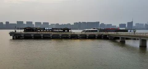 停靠码头的钱塘江游船