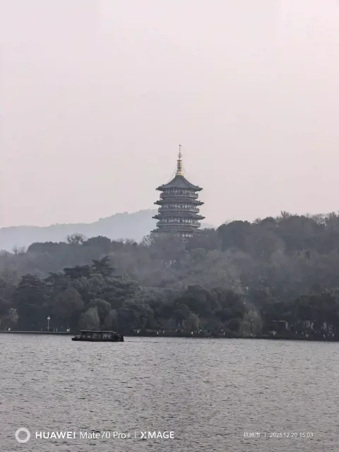 遥望远处雷峰塔
