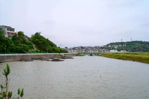 滨海水道与村居