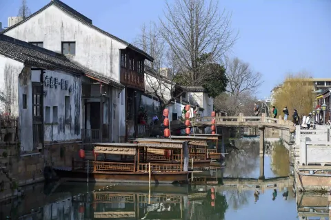 永安桥边漕渎河的景色