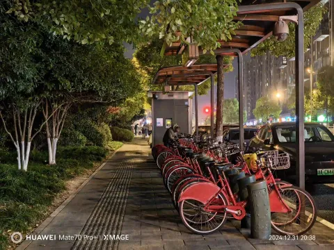 夜色下的公共自行车点