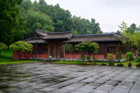 红墙古院