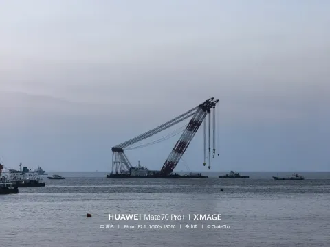 远处海上起重船